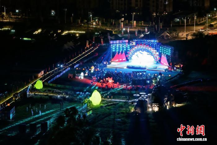 （走进中国乡村）高甲原乡好戏多 闽南乡村换新颜