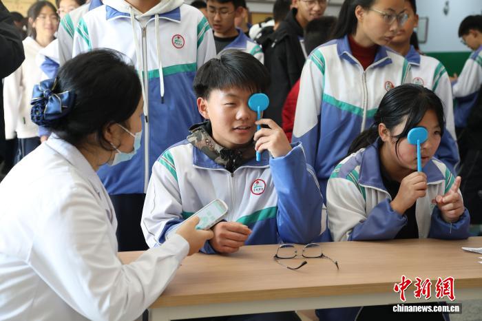 侨界爱心点亮学子“睛”彩未来 宁夏800名乡村学生将获免费配镜