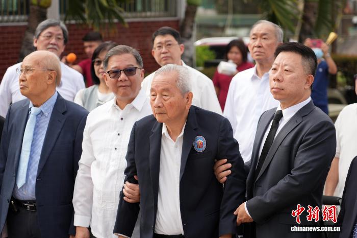 中国驻菲使馆外交官赴马尼拉华侨义山祭奠抗日英烈