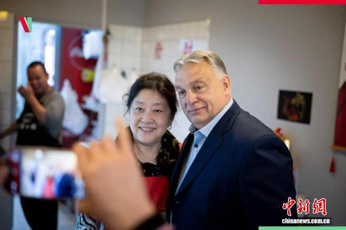 匈牙利总理欧尔班“打卡”唐人街中餐馆：吃饺子、点凤爪、喝中国花茶