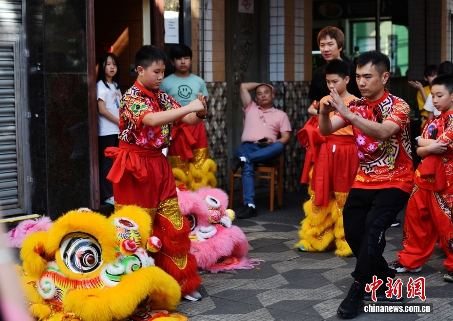 巴西首个华社醒狮团：岭南流脉 南美传声