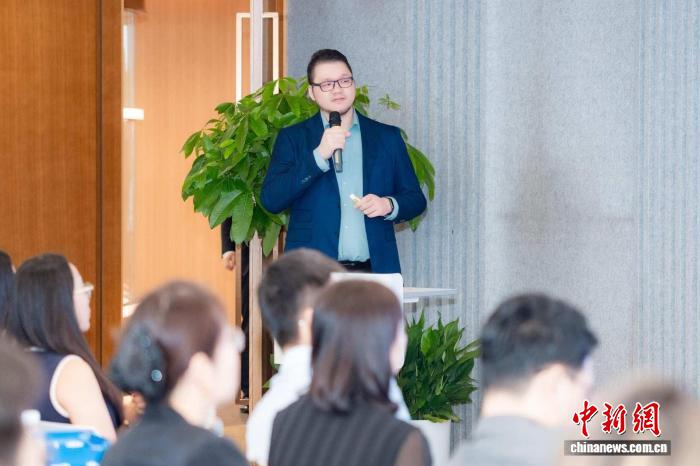 徐晶福：打破“玻璃天花板”，华裔新生代如何融入主流？