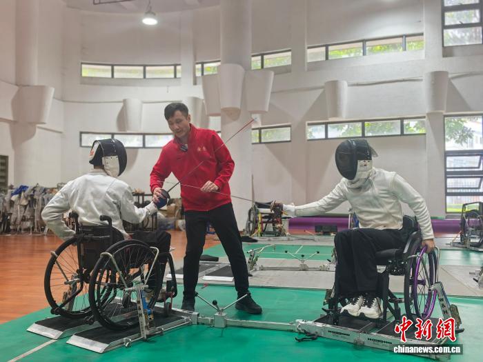 拉脱维亚华侨广东执教：让轮椅击剑闪耀残特奥赛场
