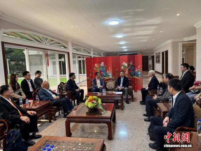 香港培侨中学菲律宾校友会拜访中国驻菲律宾大使馆 共促华侨教育合作