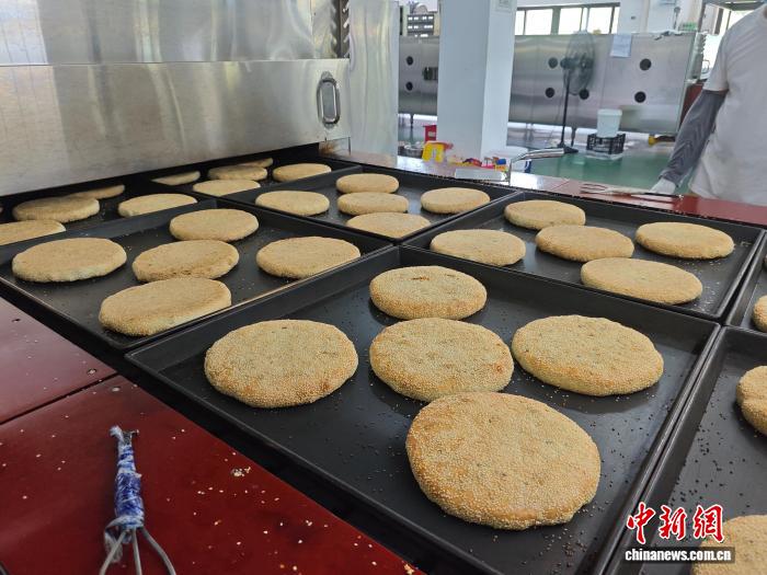 （侨乡新貌）温州“比脸大”月饼获新身份走俏海内外