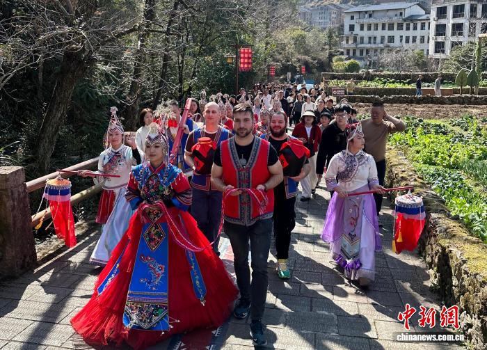 （新春走基层）“洋面孔”闹畲乡 浙江文成畲族年味吸引多国友人赴新春