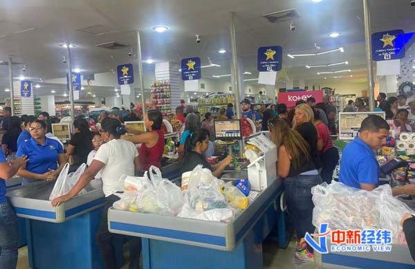 委内瑞拉华商亲历：顾客排队买生活物资，打火机快卖没了