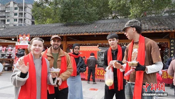 （新春走基层）国际友人恋上侨乡青田年味 烟火气里感受中国文化魅力