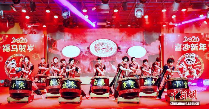 （新春见闻）厦门小渔村：一台“村晚” 五洲乡愁