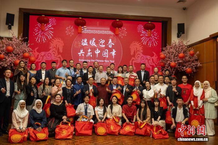 中国驻马来西亚使馆举办2026年春节暖心包发放活动启动仪式