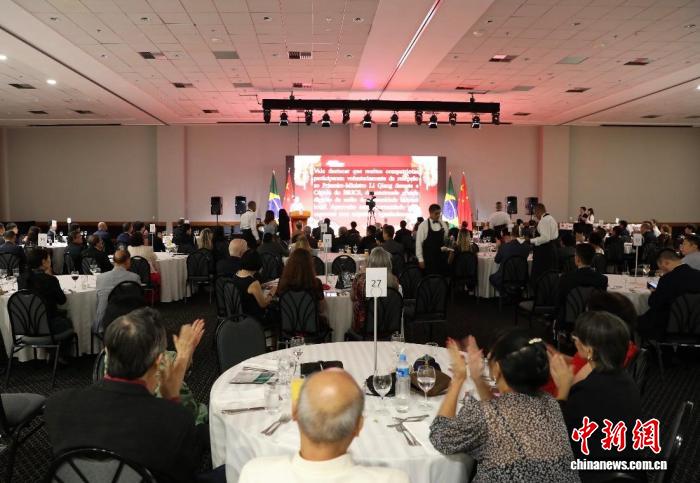 巴西里约州副议长蒂娅·茹“春节”说“马”：“火马”一如中国人民的创业精神