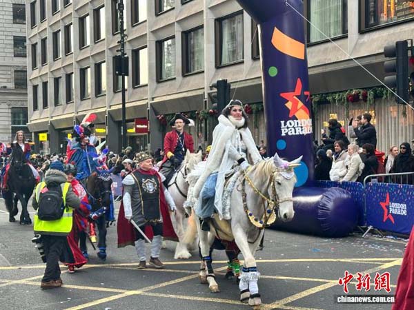 2026英国伦敦元旦巡游举行 华社方队增添东方亮色