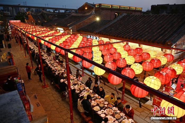 （新春走基层）闽南侨村长桌宴 共度南方小年夜