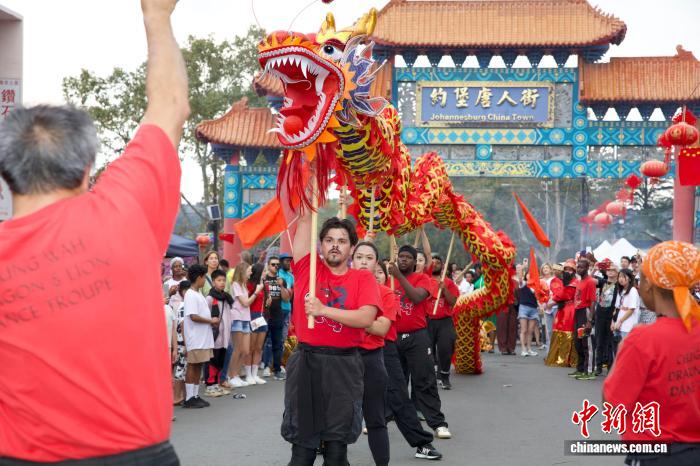 约堡唐人街大拜年：南非民众以舞蹈与欢笑感受中华文化