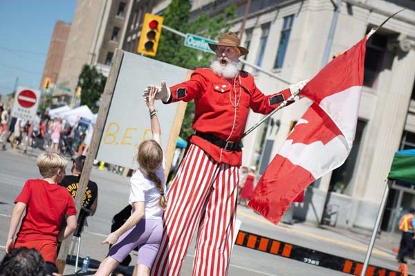 庆加拿大日，温莎市中心红白相映，网友争议