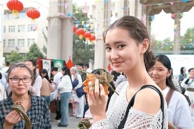 华侨华人共绘中国中亚人文交流画卷