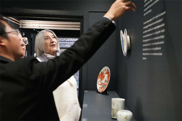 观天下丨记者手记：缘起蓝柳纹的中英“双城记”