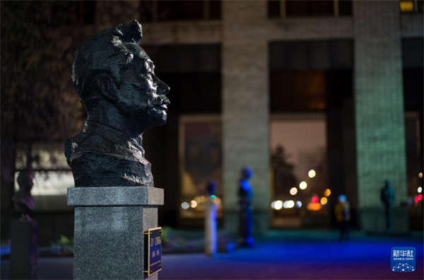 全俄外国文学国家图书馆获赠鲁迅铜像