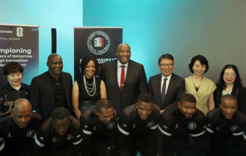 中企品牌向南非青少年足球项目捐赠移动设备