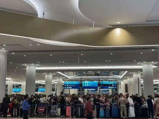 滞留迪拜6天，7次航班取消，她咬牙买下54000元机票