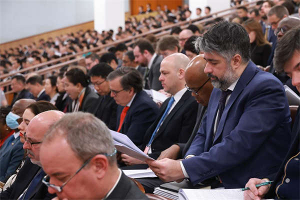 海外网评：机遇、科技、和平——世界目光聚焦中国两会