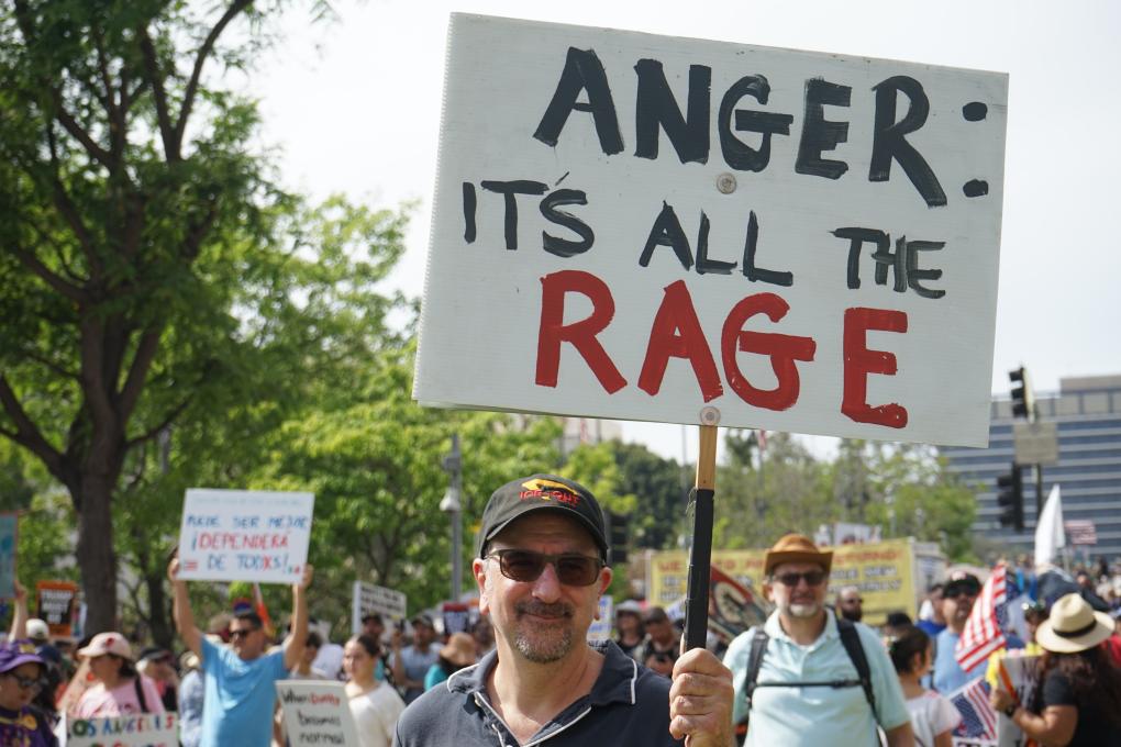 民调显示美国选民对特朗普“不满意率”创新高