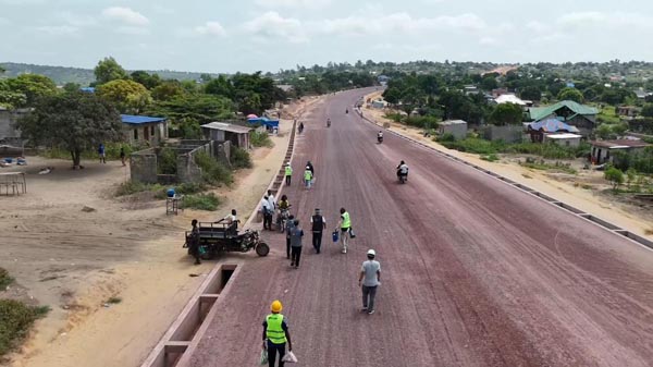 全球连线丨以路为媒 共筑友谊——探访刚果（金）首都环线公路项目