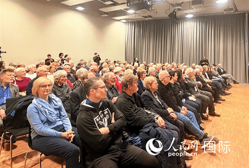 （当地时间4月9日，柏林中国文化中心举办“中国故事”系列讲座之“骑行中国：喜马拉雅、丝绸之路与重走长征路”，图为讲座现场。 人民网记者 刘赫摄）