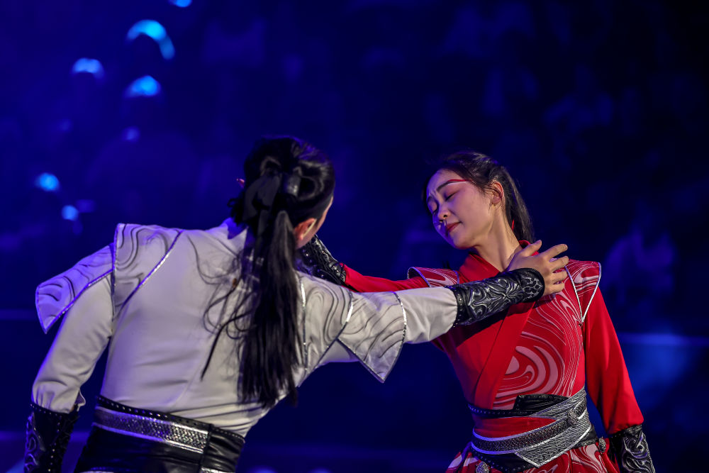 4月8日，在匈牙利首都布达佩斯，江苏省杂技团演员在表演《凌云踏浪——跳板秋千蹦床》。新华社发（鲍洛格·达维德摄）