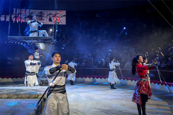 中国杂技“凌云踏浪”惊艳布达佩斯