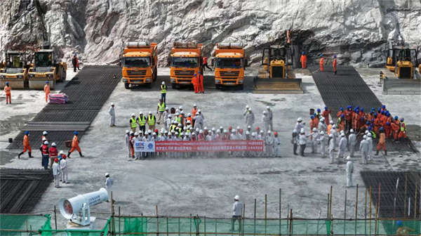 中企承建安哥拉凯凯水电站大坝首仓碾压混凝土开仓浇筑