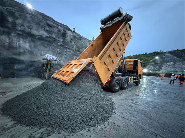 安哥拉凯凯水电站首仓碾压混凝土浇筑第一车入仓卸料 中国能建葛洲坝集团供图