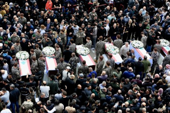 4月11日，在黎巴嫩西顿市，人们参加遭以军空袭丧生的13名安全人员的葬礼。新华社发（阿里·哈希绍 摄）
