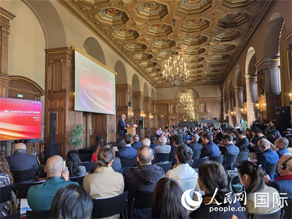 “武汉造”汽车组团亮相巴黎