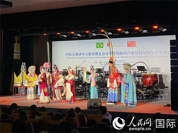 京剧串烧《贵妃醉酒》《双阳公主》《锁麟囊》《红娘》等经典选段，现场气氛热烈、掌声不断。人民网记者 于洋摄