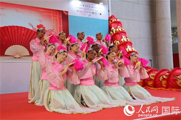 里约天主教大学孔院合作机构曼吉尼奥斯社区芭蕾舞学校的学生们表演舞蹈《茉莉花》。人民网实习生 侯天泽摄