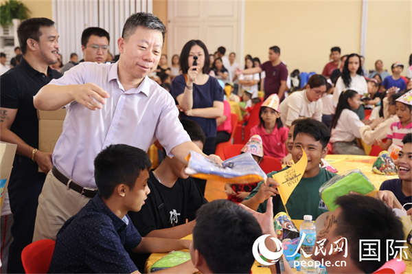 中国驻菲律宾大使井泉在活动现场向菲律宾儿童赠送爱心礼物。人民网记者 樊帆摄