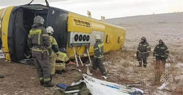 俄大巴翻车致中国公民2人死亡，至少10人受伤