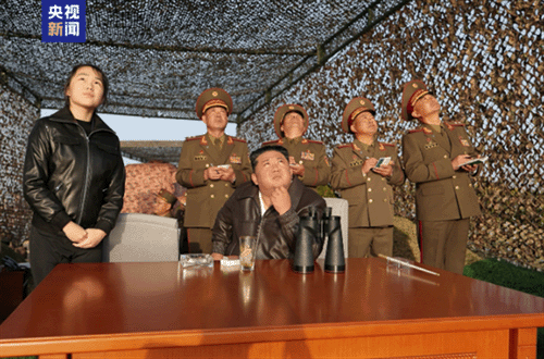 朝鲜进行地对地战术弹道导弹试射，金正恩观摩