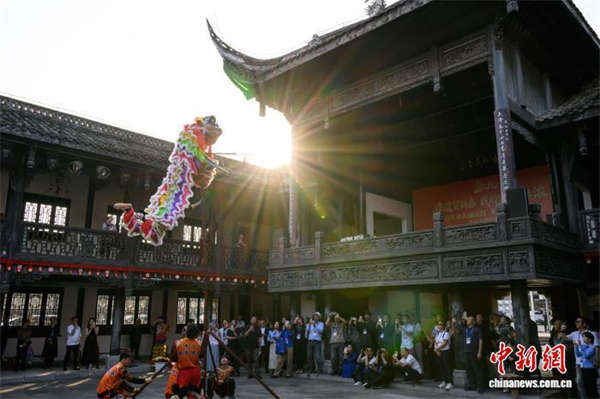 海外华媒侨领走进重庆秀山 沉浸式感受高台狮舞魅力